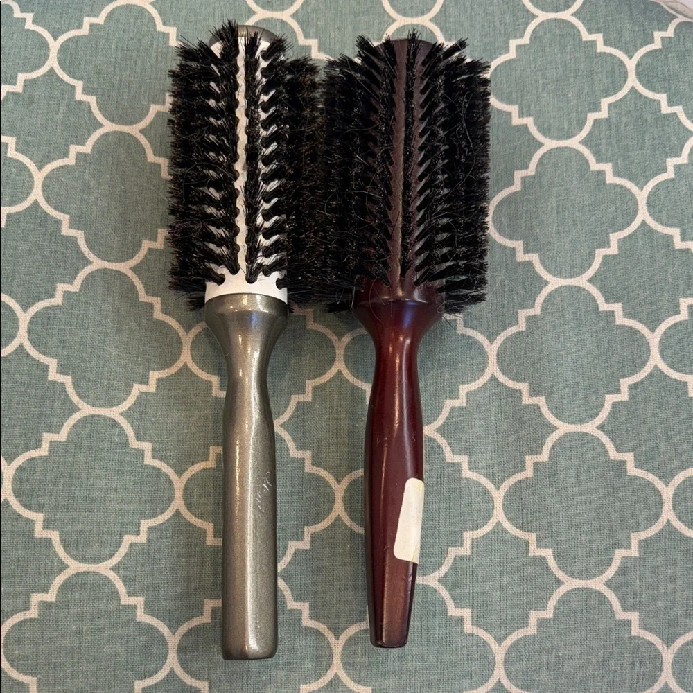 Set of Two Round Soft Brissel Hair Brushes